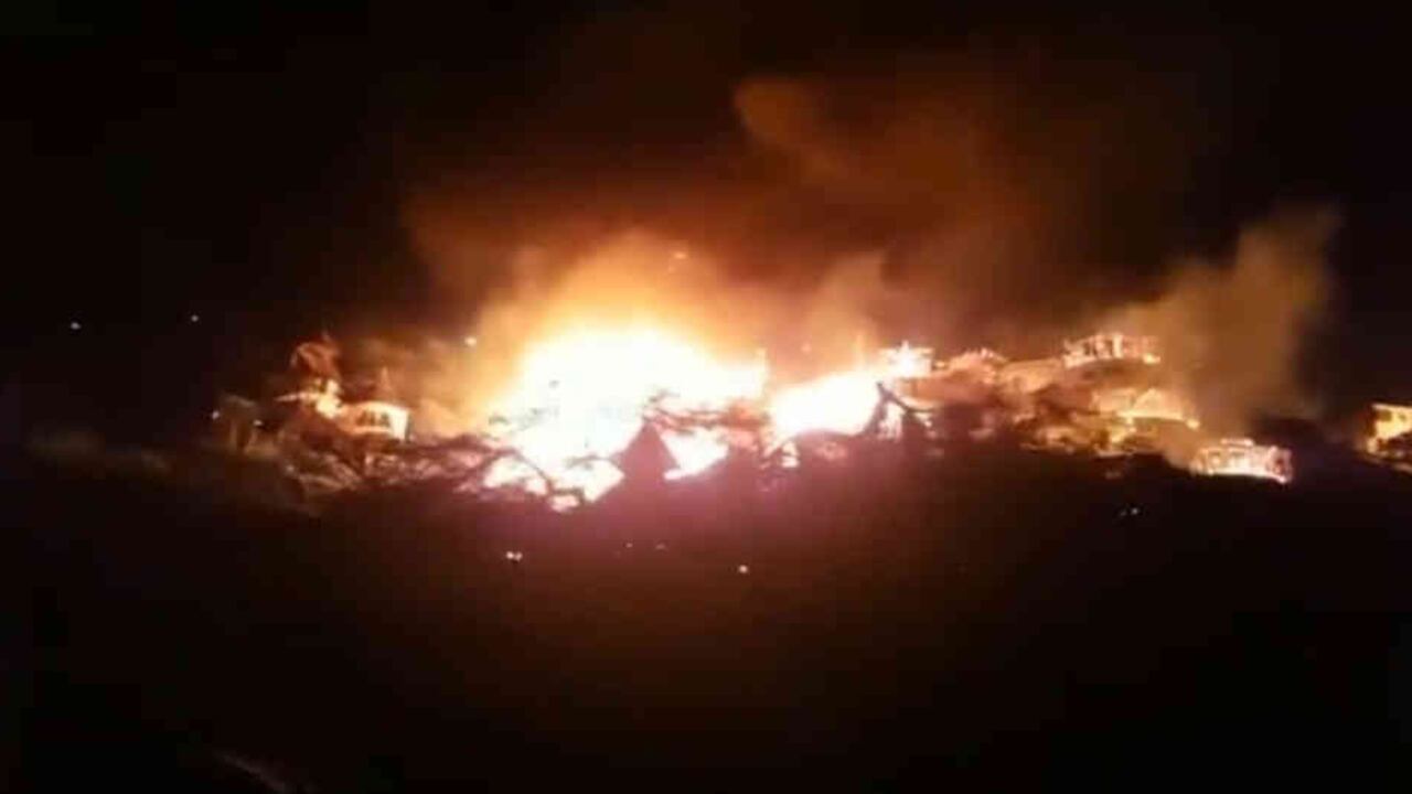 De acuerdo con testigos de la región, el fuego habría iniciado dentro de una de las cabañas construidas con madera y palma.