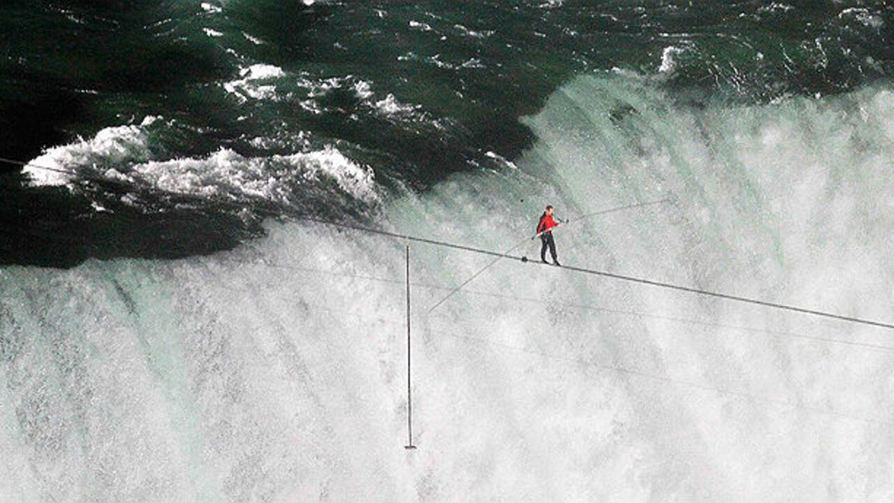 El acróbata Nikolas Wallenda ha desafiado la muerte en varias ocasiones, una de las más recordadas fue en las cataratas del Niágara en junio de 2012.