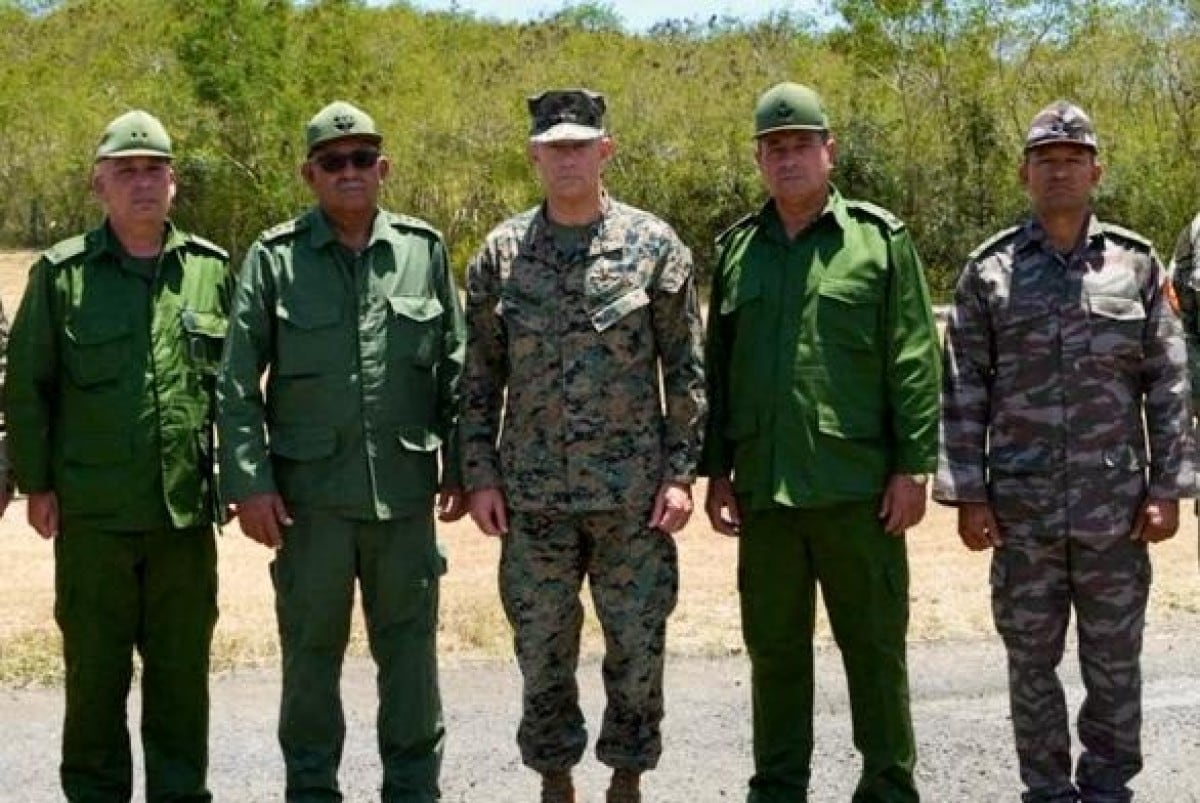 Esta foto publicada en la cuenta X del Comando Sur de los Estados Unidos (SOUTHCOM) el 29 de mayo de 2026, muestra al Comandante del SOUTHCOM, General Francis L. Donovan (C), al Jefe del Estado Mayor y Primer Viceministro de las Fuerzas Armadas Revolucionarias de Cuba (MINFAR), General Roberto Legra Sotolongo (2.º/I) y otros oficiales militares cubanos, durante su reunión en el perímetro de la Estación Naval de los Estados Unidos en la Bahía de Guantánamo, Cuba