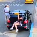 Hombre esconde a su amante en el baúl del carro mientras enfrenta a su pareja