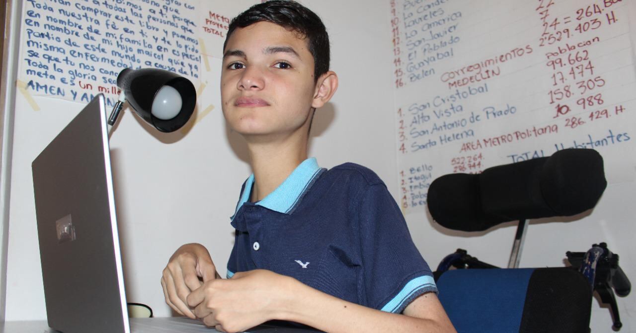 Santiago Zapata frente al computador