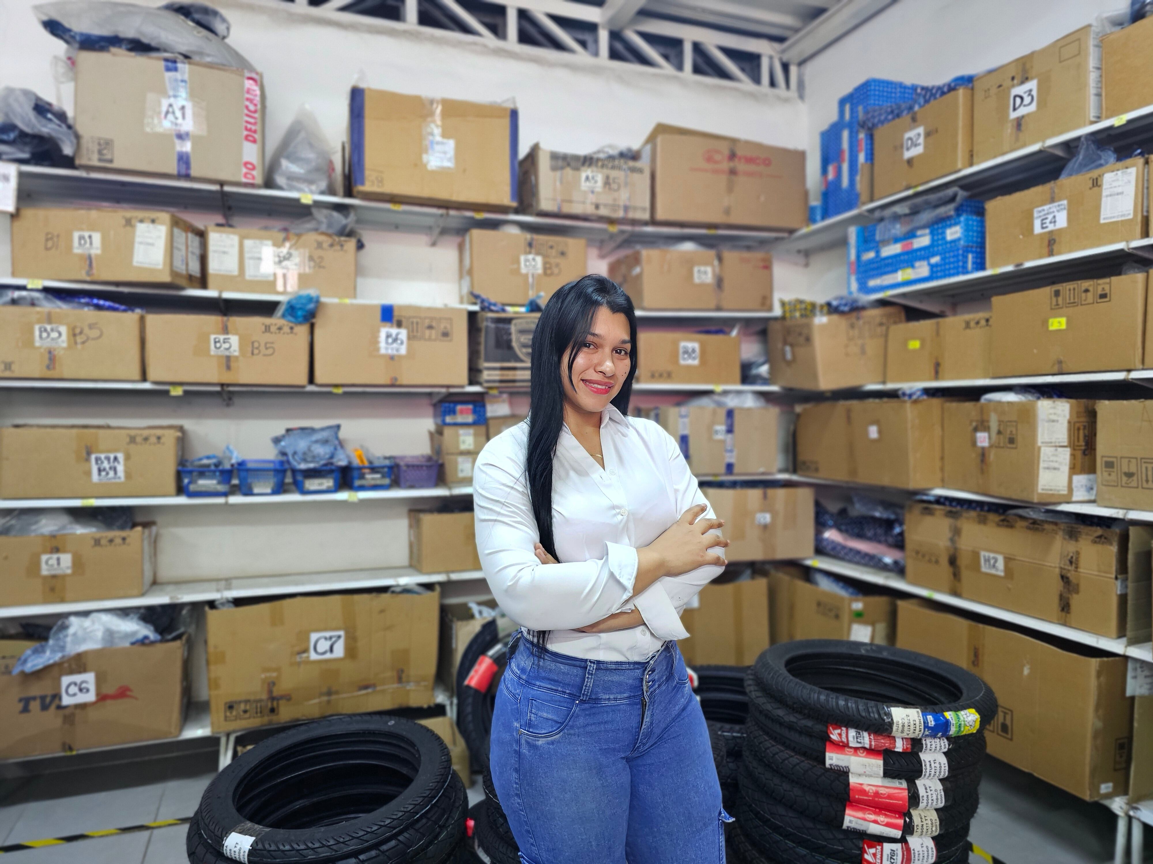 Yury Daniela Ramos es una de las beneficiarias del programa Sueños Sobre Ruedas. Hoy es asesora comercial en una empresa de repuestos.