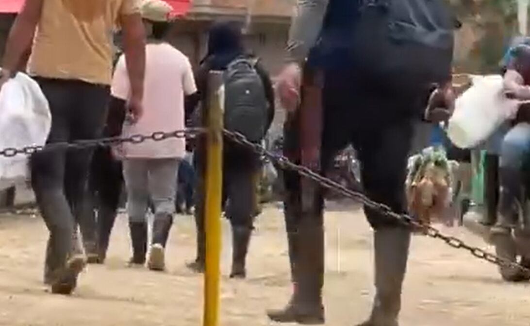 Este es el momento cuando algunos manifestantes portan bombas incendiarias cuando se enfrentan a los policías que laboran en el corregimiento de El Plateado, Argelia, Cauca.