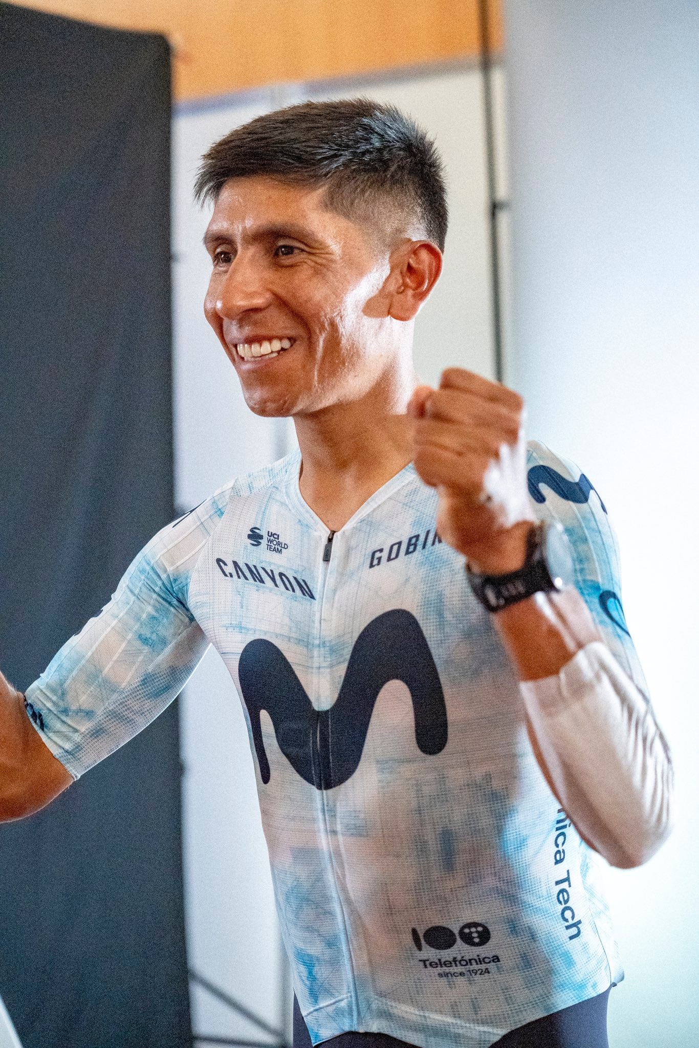 Nairo Quintana utilizando el nuevo uniforme del Movistar