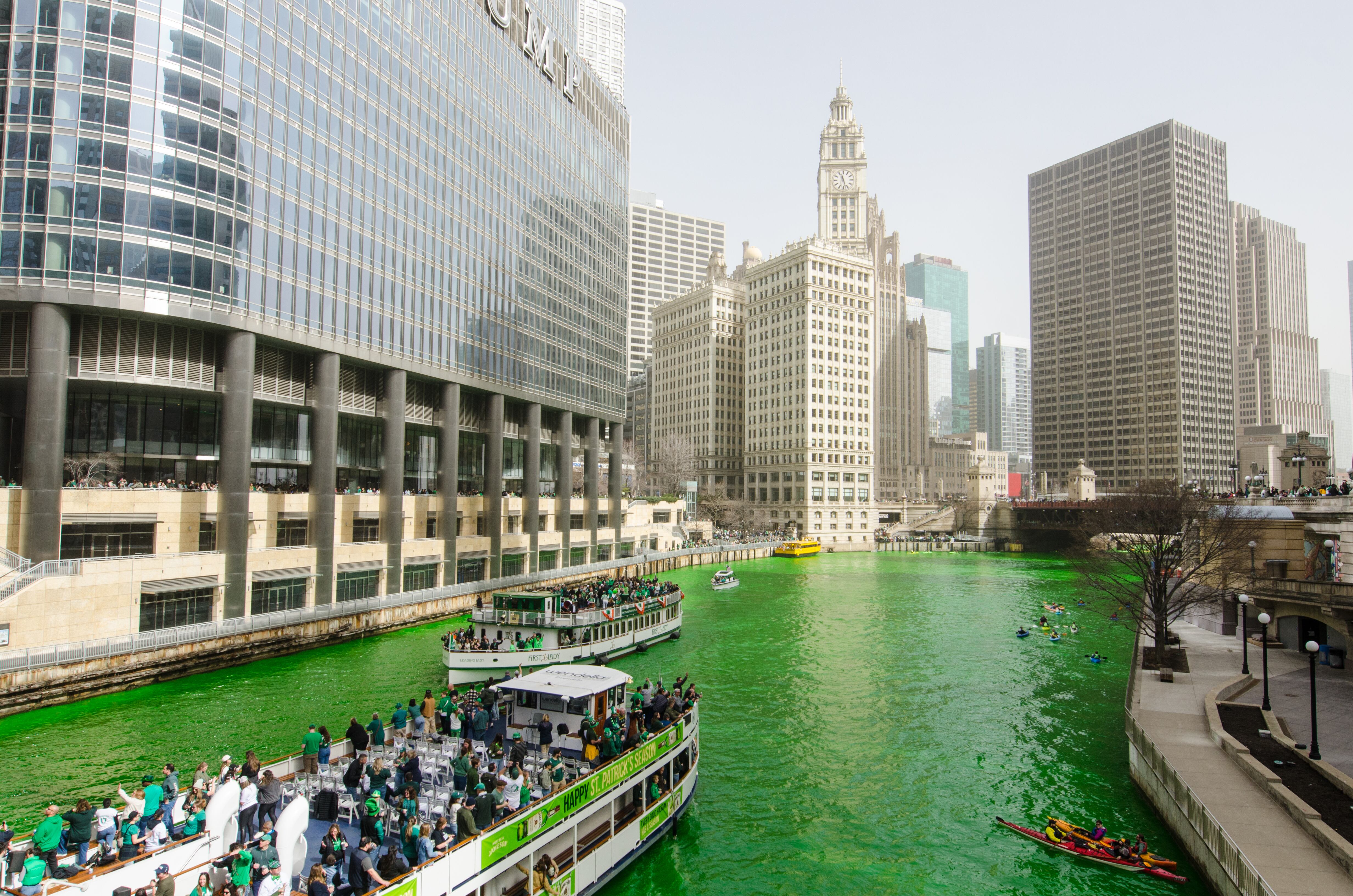 Vista del río Chicago mientras se vuelve verde para las celebraciones del Día de San Patricio.