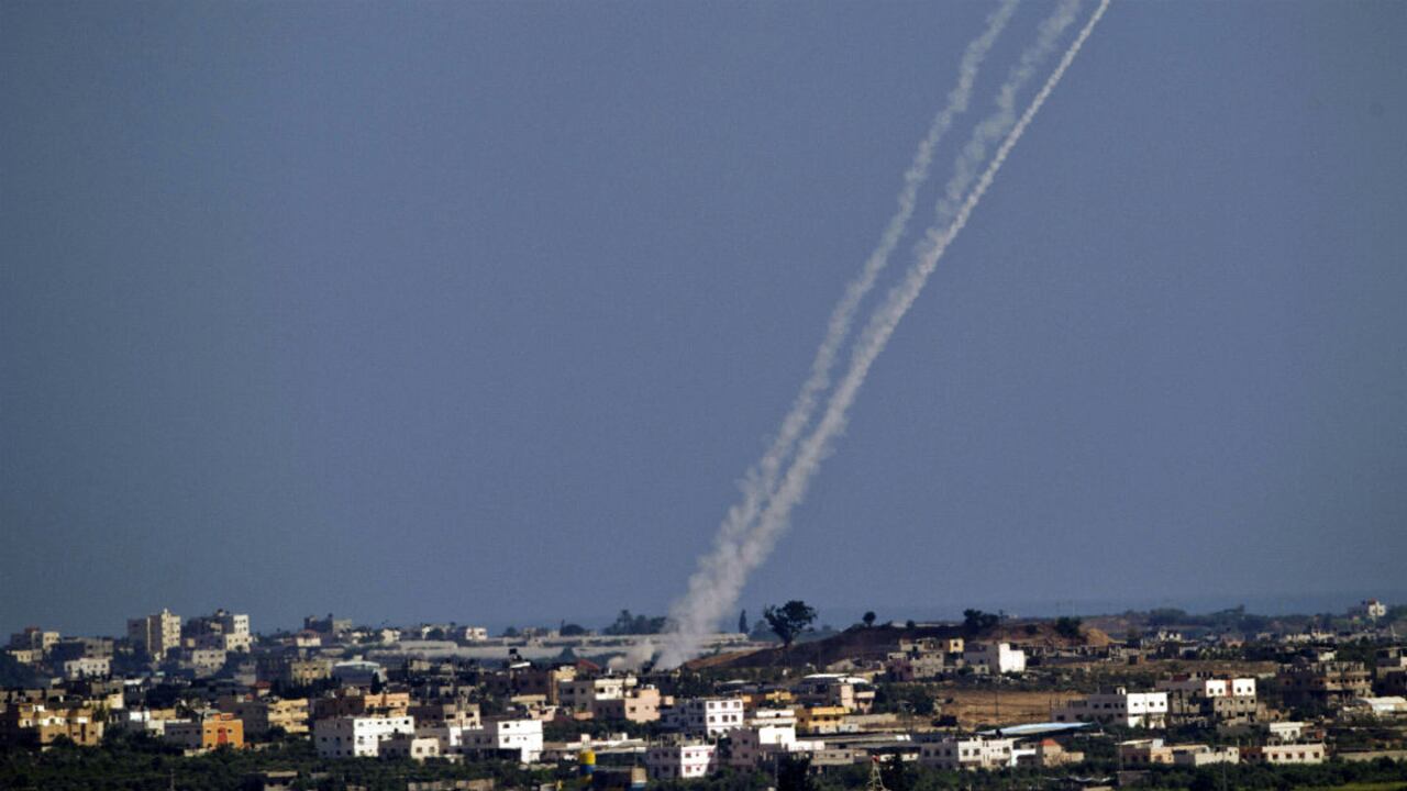 Un misil es disparado desde la frontera hacia Israel, en la Franja de Gaza. Foto de Archivo