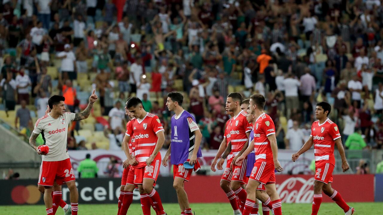 Jugadores de River reaccionan a la derrota en el estadio Maracaná