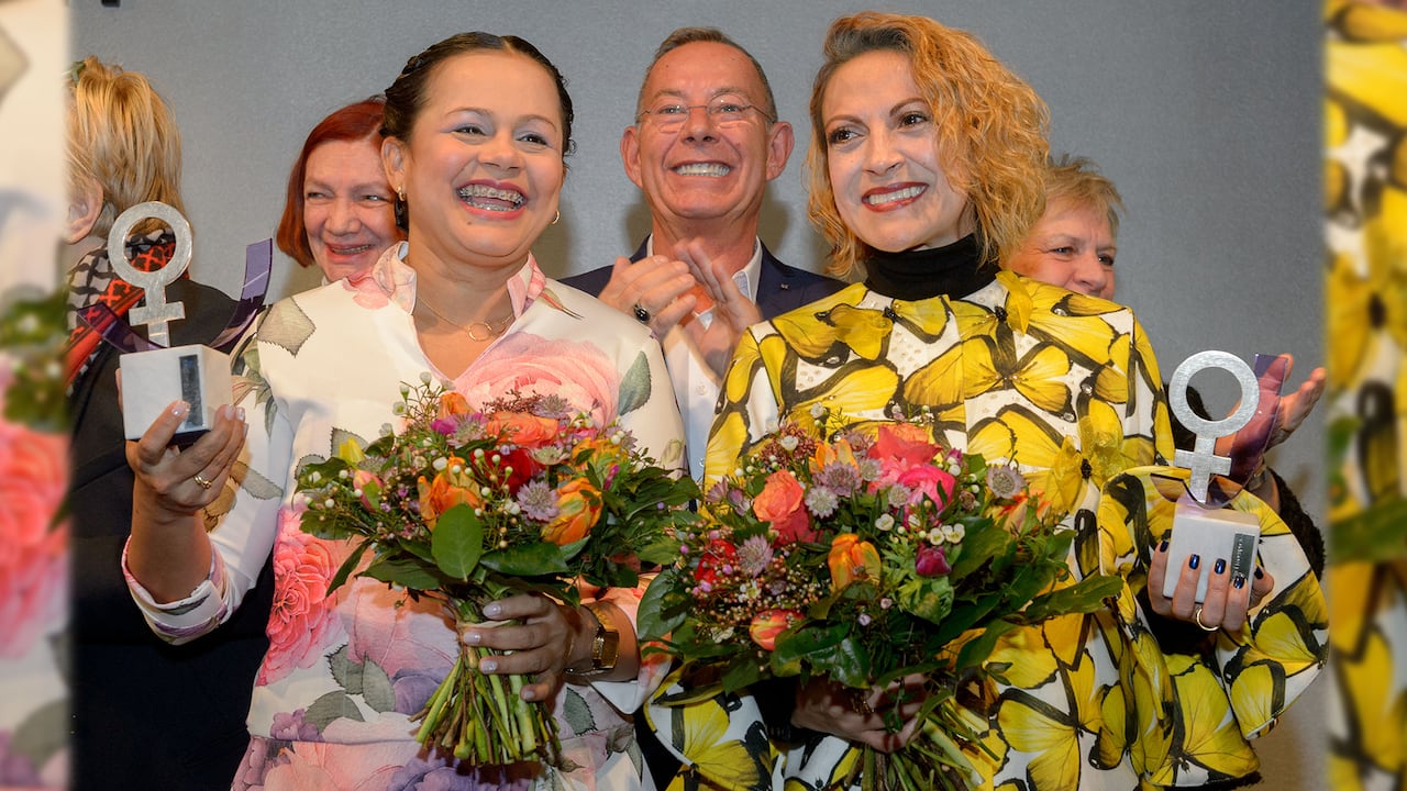 Jineth Bedoya, periodista colombiana, junto a Mayerlis Angarita Robles, defensora de derechos humanos, en la entrega del premio Anne Klein 2018.