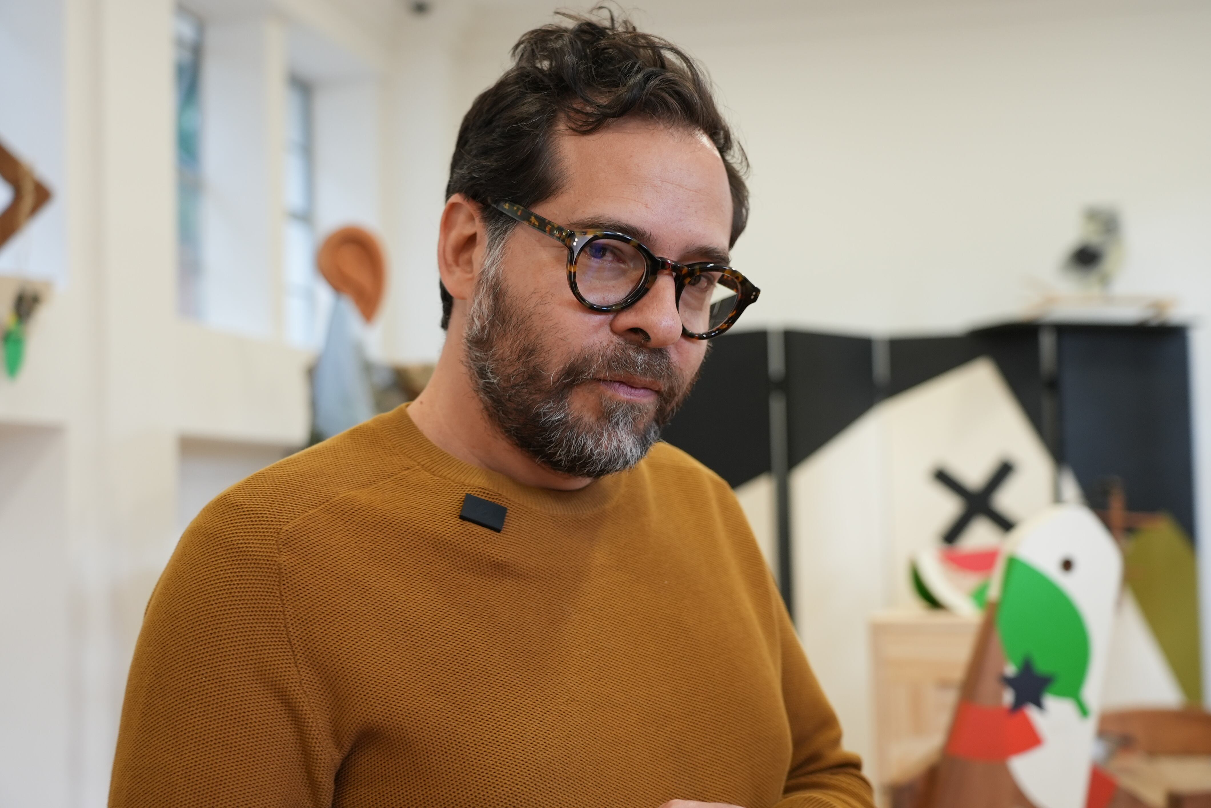 Las exposiciones de Mateo López son desafiantes y juguetonas porque este artista bogotano rompe con la rigidez que caracteriza a las salas de exposición.