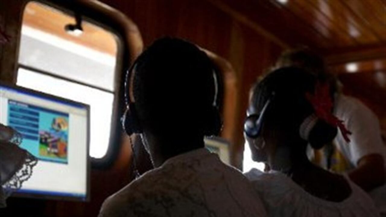 El 44% de las conexiones de banda ancha fija se concentraron en Bogotá y el 56% en el resto del país. La penetración de banda ancha en Bogotá fue de 14.2% por cada 100 habitantes.