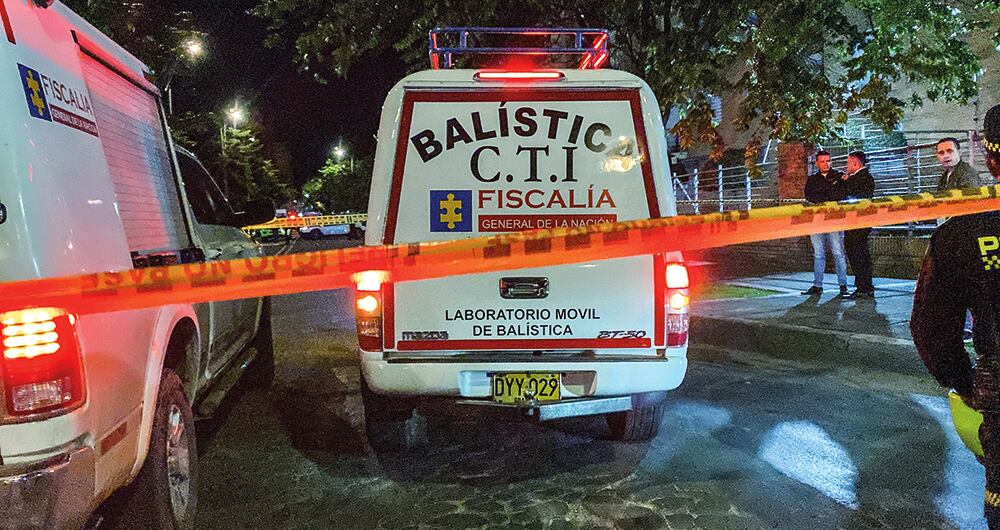 En el reporte judicial también se hizo referencia a la presencia de la esposa del coronel Dávila, que, según los investigadores, fue una de las primeras en llegar al sitio. 