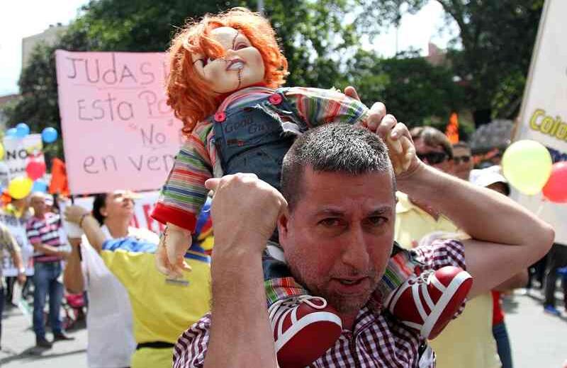 Algunos de los manifestantes imaginaron creativas formas de protestar. Foto: Pablo Andrés Monsalve / SEMANA