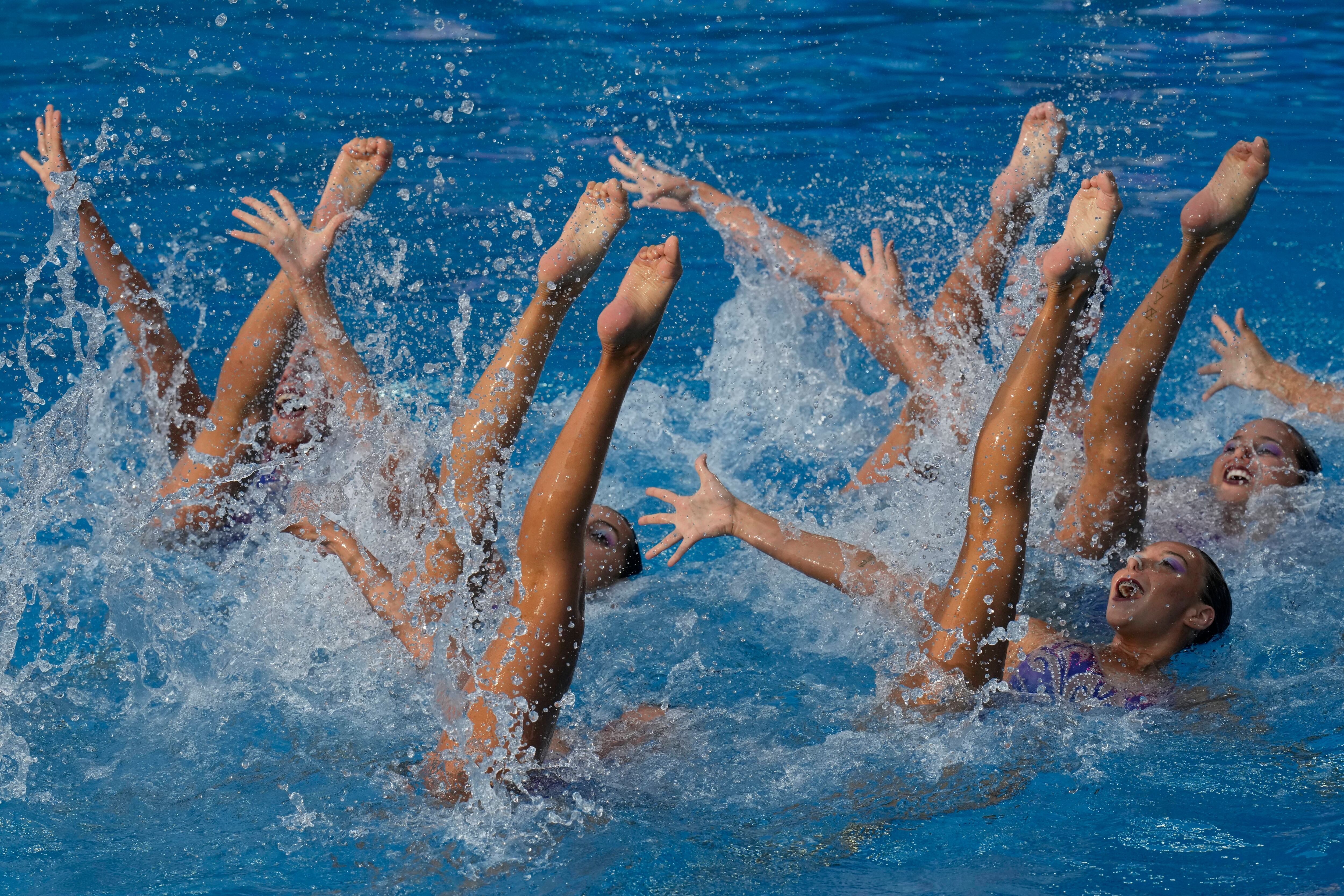 El equipo colombiano de natación artística compite en la final de los Juegos Centroamericanos y del Caribe en San Salvador, el lunes 26 de junio de 2023 (AP Foto/Arnulfo Franco)