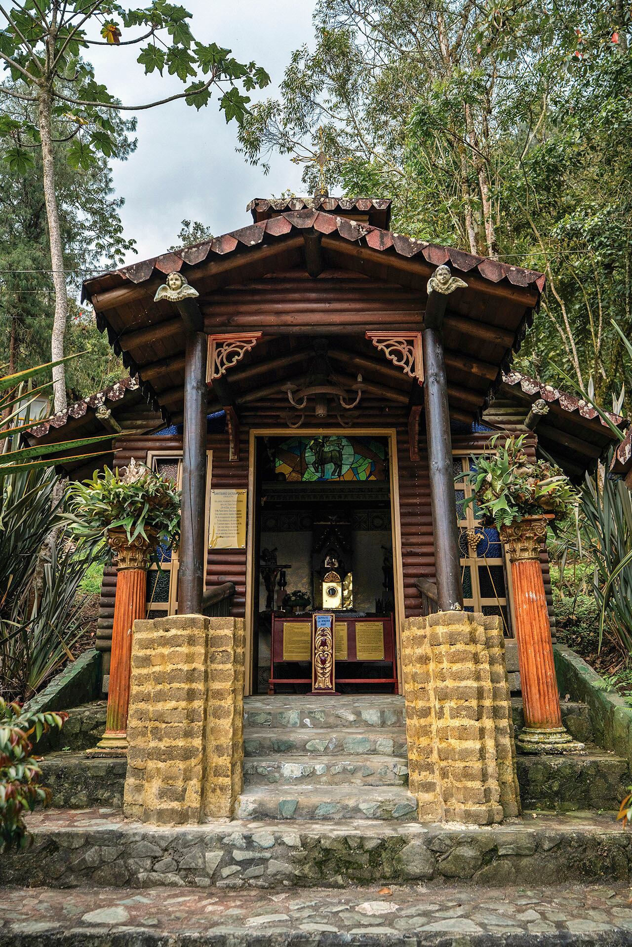 Altar a la Virgen Desatanudos en La Catedral.