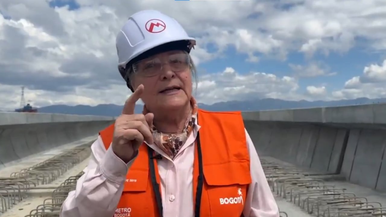 La senadora Clara López Obregón estuvo visitando el avance de la obra del Metro de Bogotá.