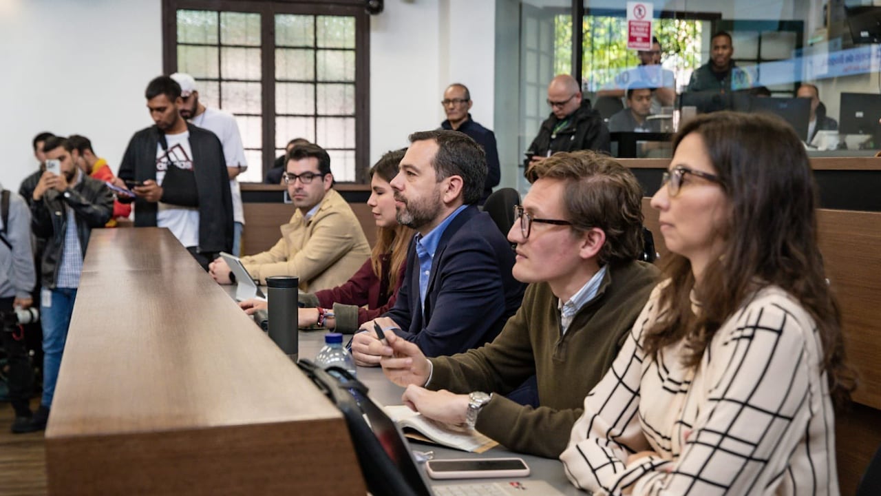 Alcalde Carlos Galán y su gabinete distrital en el Concejo de Bogotá.