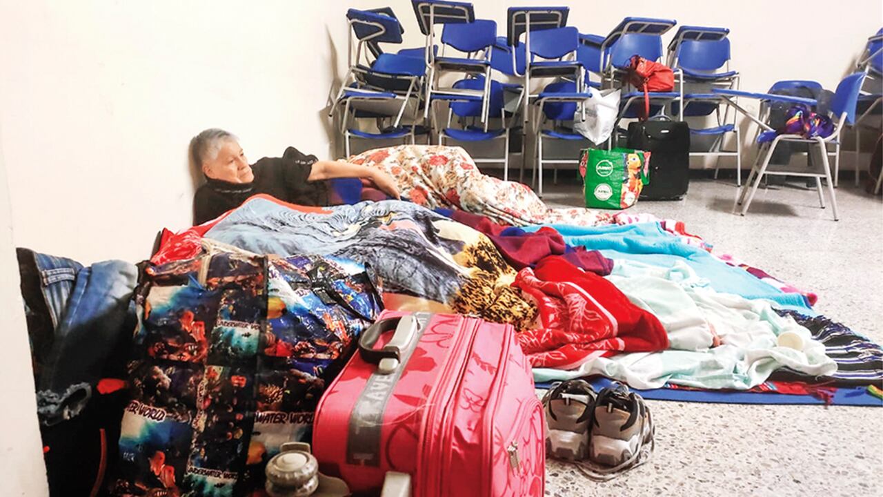 Mujeres de 80 años llegaron a Bogotá con la única intención de acudir a la posesión de Petro, sin tener dónde dormir ni qué comer.