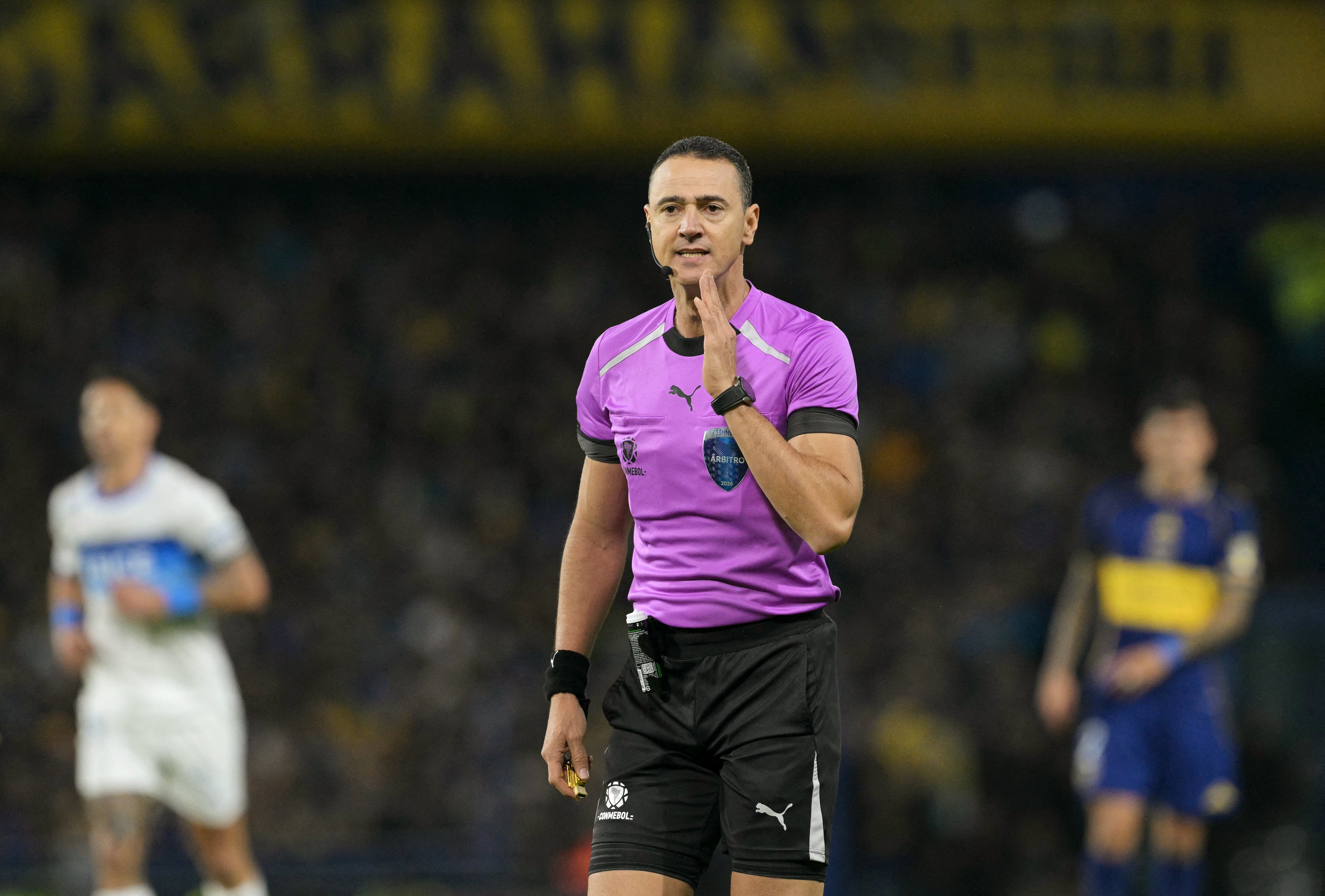 El árbitro colombiano Wilmar Roldán hace gestos durante el partido de fútbol de la fase de grupos de la Copa Libertadores entre el Boca Juniors de Argentina y la Universidad Católica de Chile en el estadio La Bombonera de Buenos Aires el 28 de mayo de 2026. (Foto de JUAN MABROMATA / AFP)