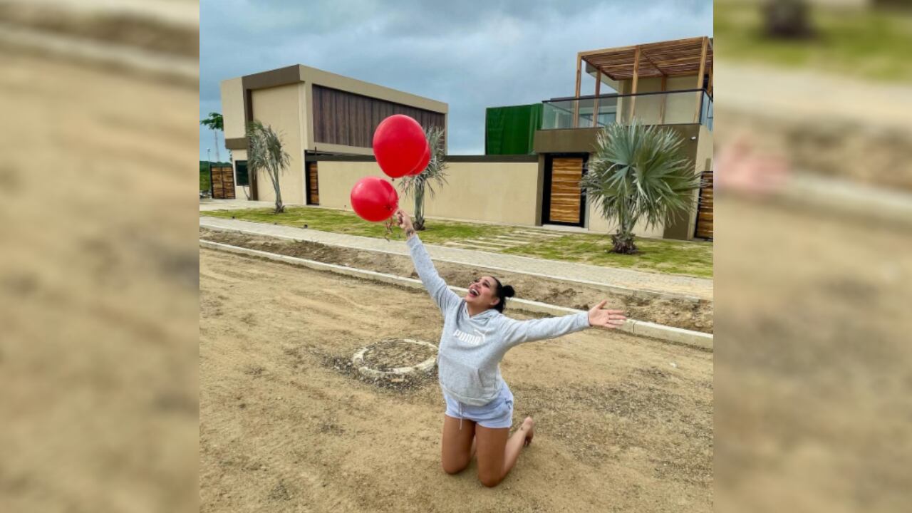 Andrea Valdiri no dudó en mostrar su felicidad por el regalo que le envió Romeo Santos