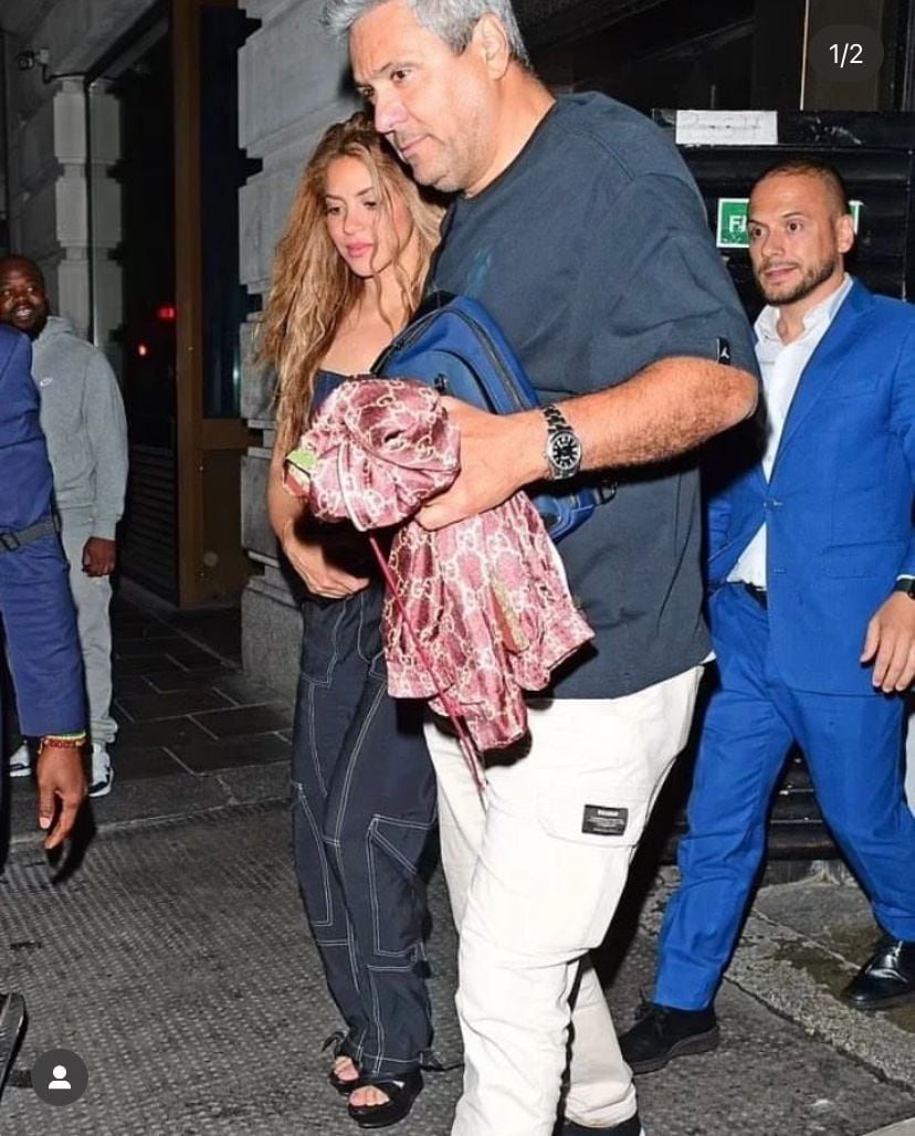 La cantante fue vista junto a su hermano, saliendo de un restaurante en Londres.