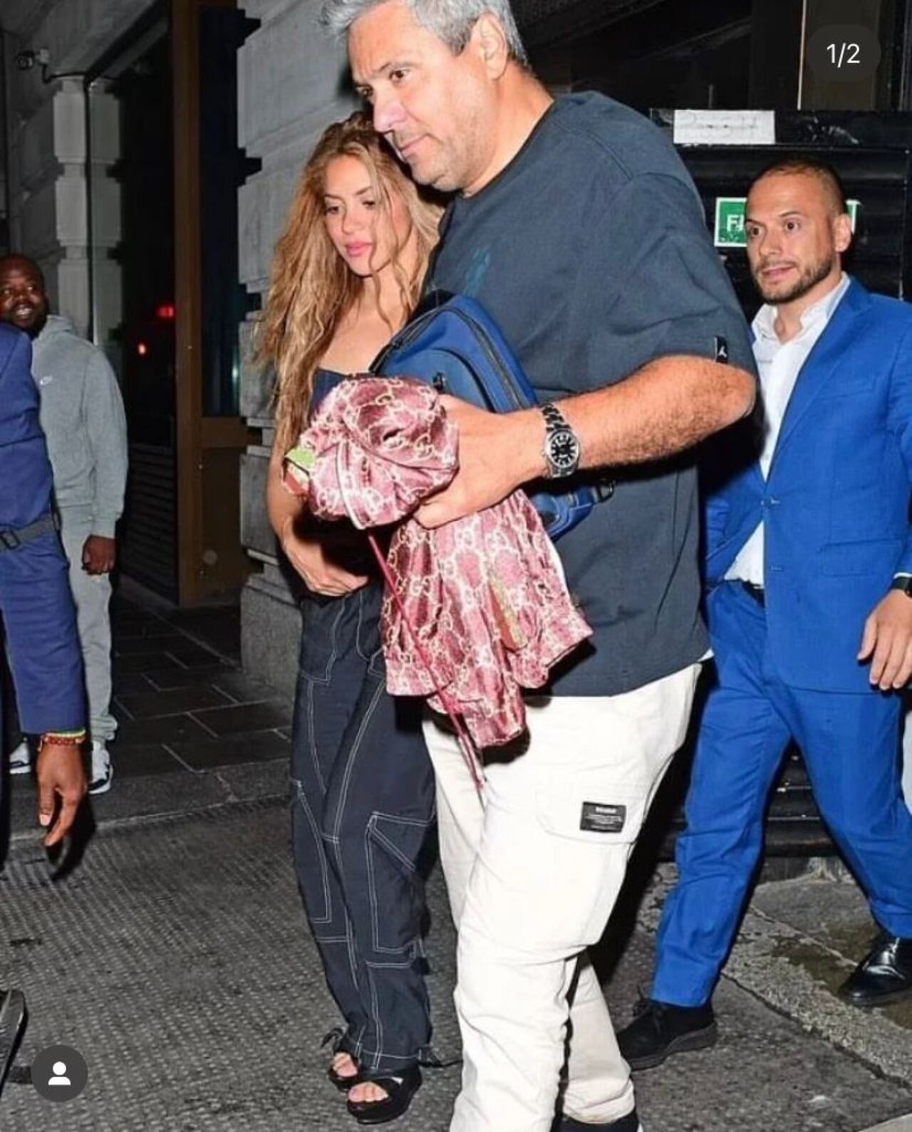 La cantante fue vista junto a su hermano, saliendo de un restaurante en Londres.