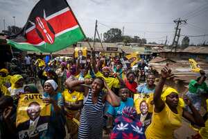 Los partidarios de William Ruto sostienen carteles de su campaña y ondean una bandera nacional mientras celebran y marchan por una calle en el barrio de Kibera en Nairobi, Kenia, el lunes 5 de septiembre de 2022. Foto AP/Ben Curtis