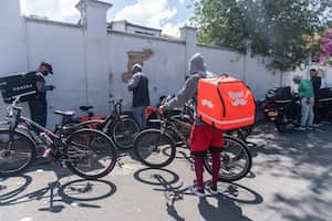 Las aplicaciones Rappi domiciliarias funcionan el primer día de la estricta cuarentena decretada por el alto contagio que ha registrado en las últimas semanas el covid 19 en la ciudad de Bogotá en las localidades de Suba, Engativa y Usaquen. (Foto de Daniel Garzon Herazo / NurPhoto a través de Getty Images)