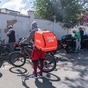 Las aplicaciones Rappi domiciliarias funcionan el primer día de la estricta cuarentena decretada por el alto contagio que ha registrado en las últimas semanas el covid 19 en la ciudad de Bogotá en las localidades de Suba, Engativa y Usaquen. (Foto de Daniel Garzon Herazo / NurPhoto a través de Getty Images)