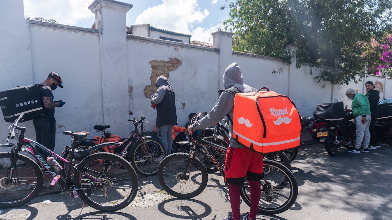 Las aplicaciones Rappi domiciliarias funcionan el primer día de la estricta cuarentena decretada por el alto contagio que ha registrado en las últimas semanas el covid 19 en la ciudad de Bogotá en las localidades de Suba, Engativa y Usaquen. (Foto de Daniel Garzon Herazo / NurPhoto a través de Getty Images)