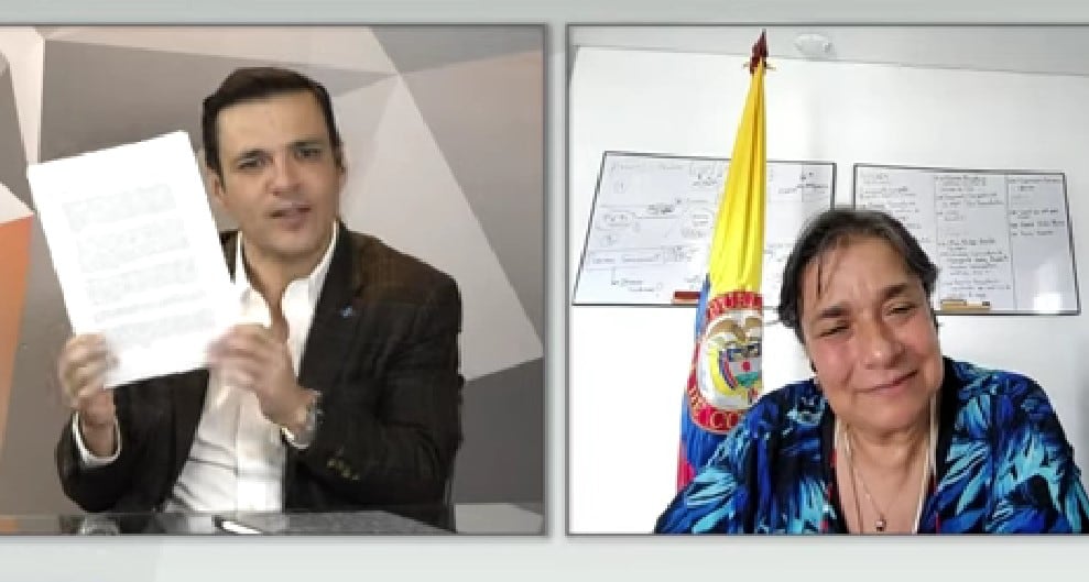 Juan Diego Alvira conversa con la superintendente de Transporte, Ayda Lucy Ospina, sobre las apps de movilidad.