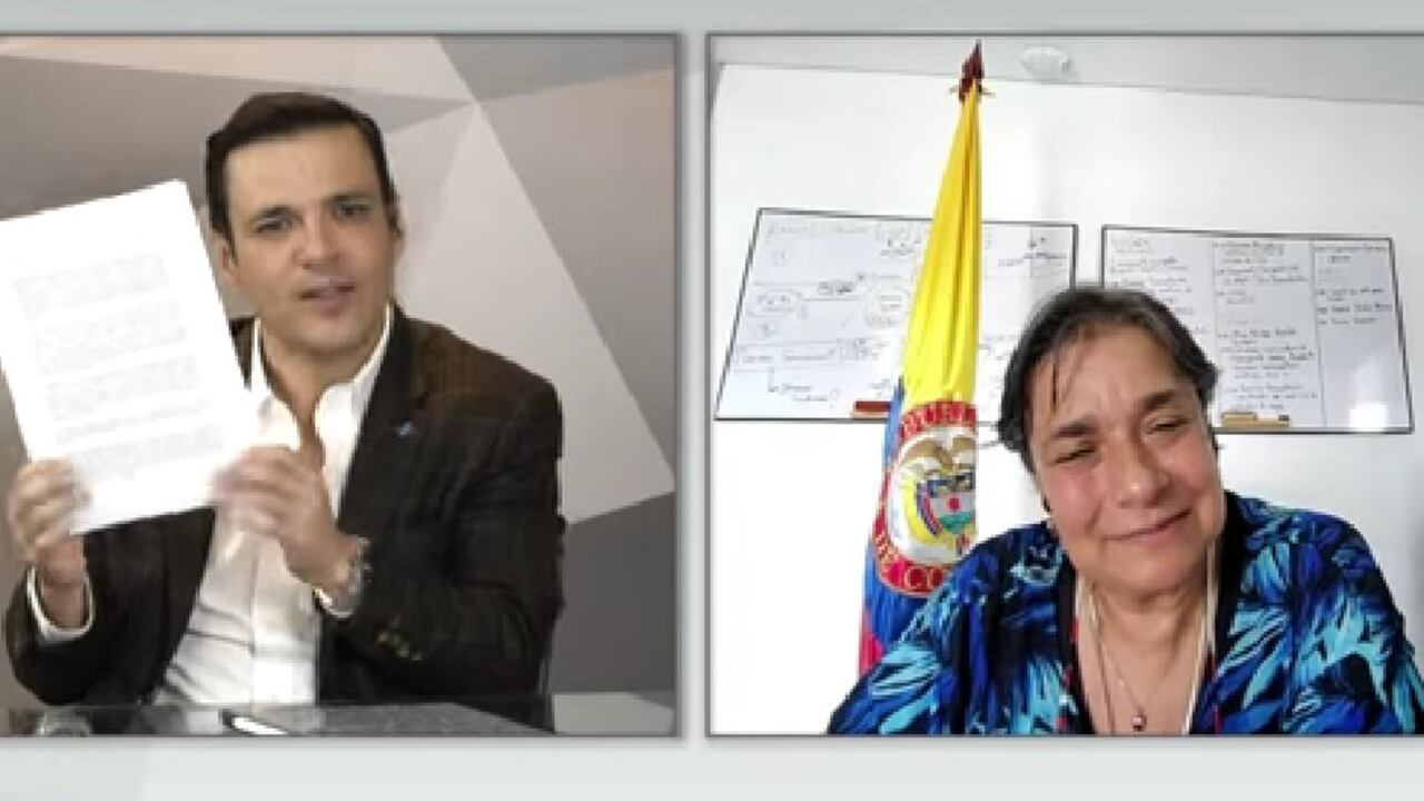 Juan Diego Alvira conversa con la superintendente de Transporte, Ayda Lucy Ospina, sobre las apps de movilidad.