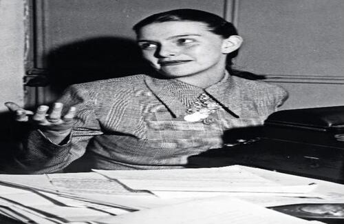 Inició su carrera en la televisión en 1955 con el Lápiz mágico, un programa de caricaturistas que después fue censurado.