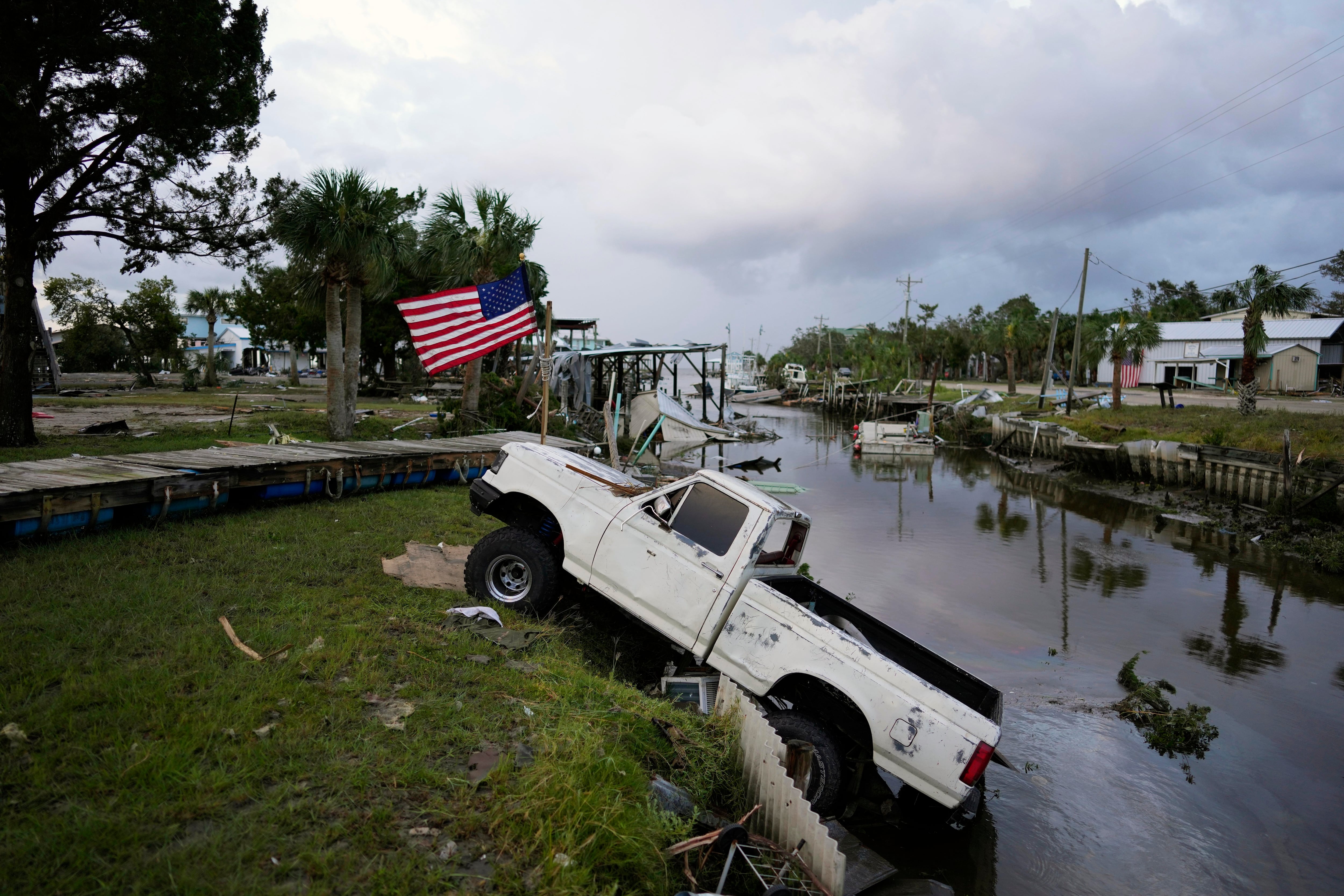 Los funcionarios estatales indicaron que los equipos de rescate están operativos, pero admitieron que pueden demorar en llegar a zonas que bloqueadas por la caída de árboles o por las inundaciones.