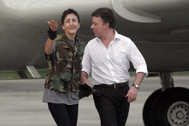Juan Manuel Santos e Ingrid Betancourt tras la operación Jaque