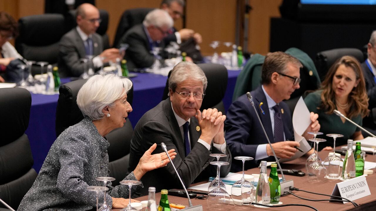La presidenta del Banco Central Europeo, Christine Lagarde, conversa con el Comisionado para la economía de la Comisión Europea, Paolo antes del comienzos de las deliberaciones en Niigata este jueves.
