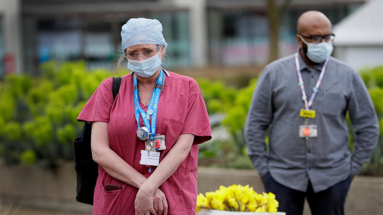 Los miembros del personal del Servicio Nacional de Salud se reúnen para un minuto de silencio y reflexión en el hospital St Thomas en Londres. (Foto AP / Kirsty Wigglesworth)