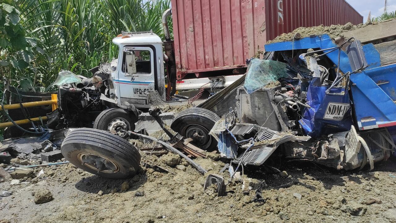 Los dos vehículos involucrados en el accidente quedaron destrozados.