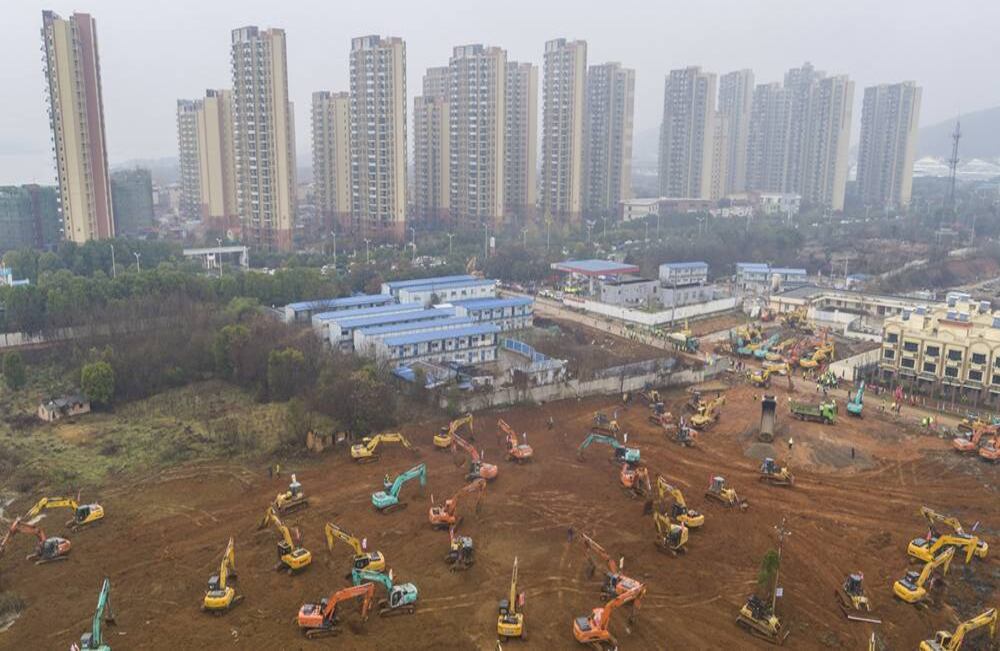 China se apresura a construir un nuevo hospital en diez días para tratar a pacientes en el epicentro del brote de un virus mortal que ha afectado a una gran cantidad de personas. En la fotografía aérea del 24 de enero de 2020 se ven las excavadoras en el lugar de construcción. Foto: STR/ AFP /China Out.