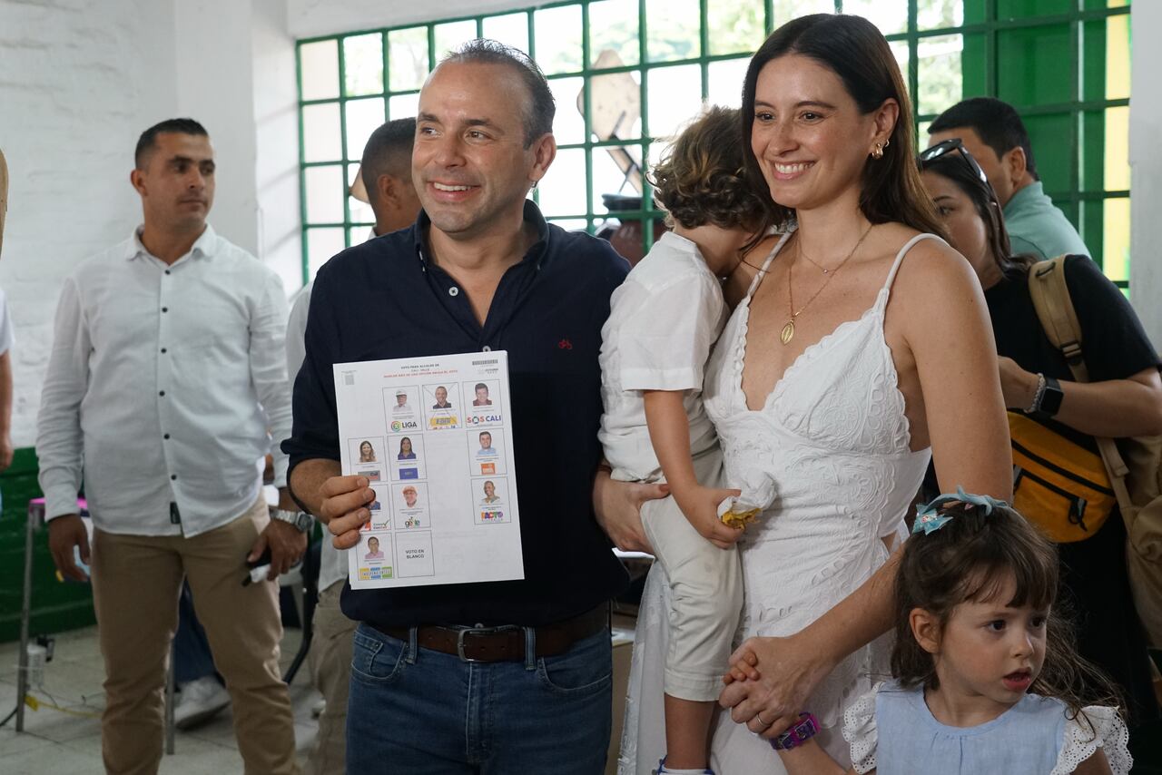 El candidato a la alcaldía de Cali, Alejandro Eder, salió a votar con su familia. Elecciones Regionales 2023 en Cali, Valle del Cauca