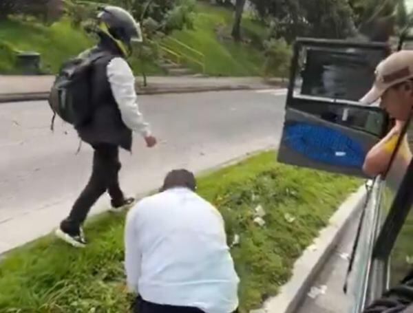 Diversos peatones y pasajeros que presenciaron el suceso no dudaron en actuar rápidamente, deteniéndose en la vía para recoger los billetes que volaban por el aire.