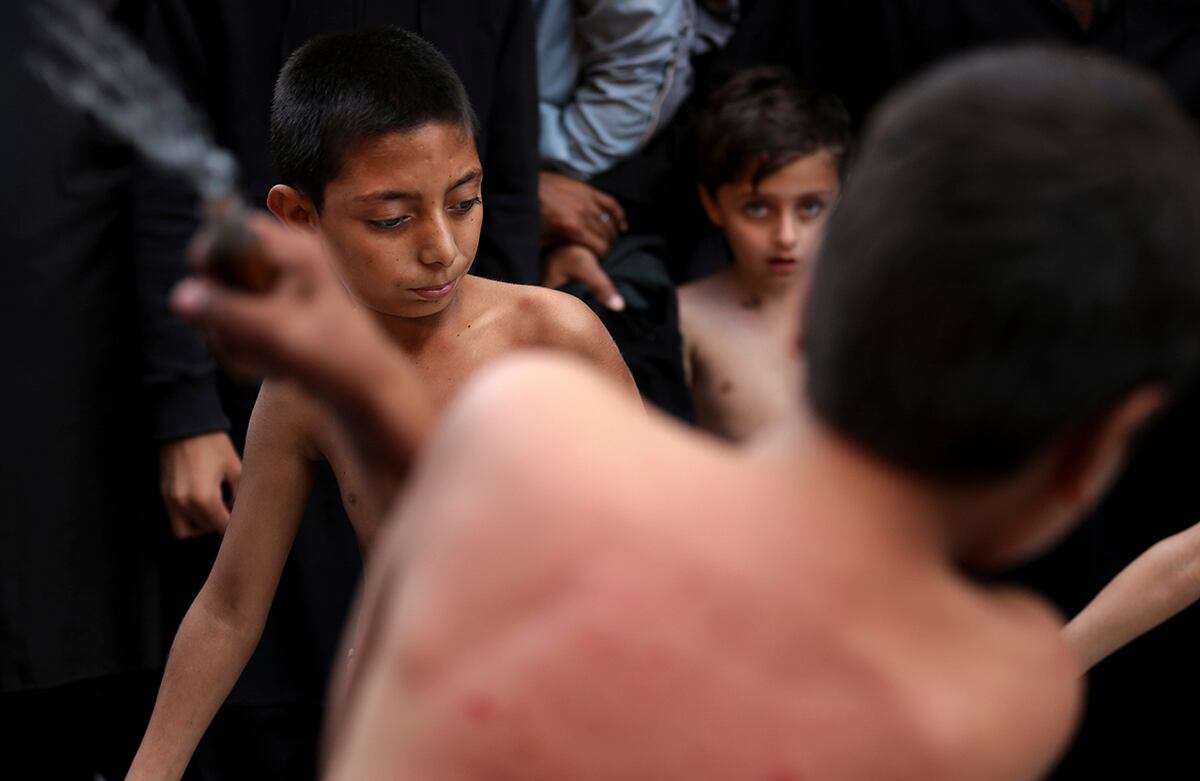 Niños pakistaníes chiítas se flagelan con cuchillos para conmemorar la muerte del Imam Husayn, durante una procesión en Islamabad, Pakistán, un día después de la celebración religiosa de Ashura. (AP)