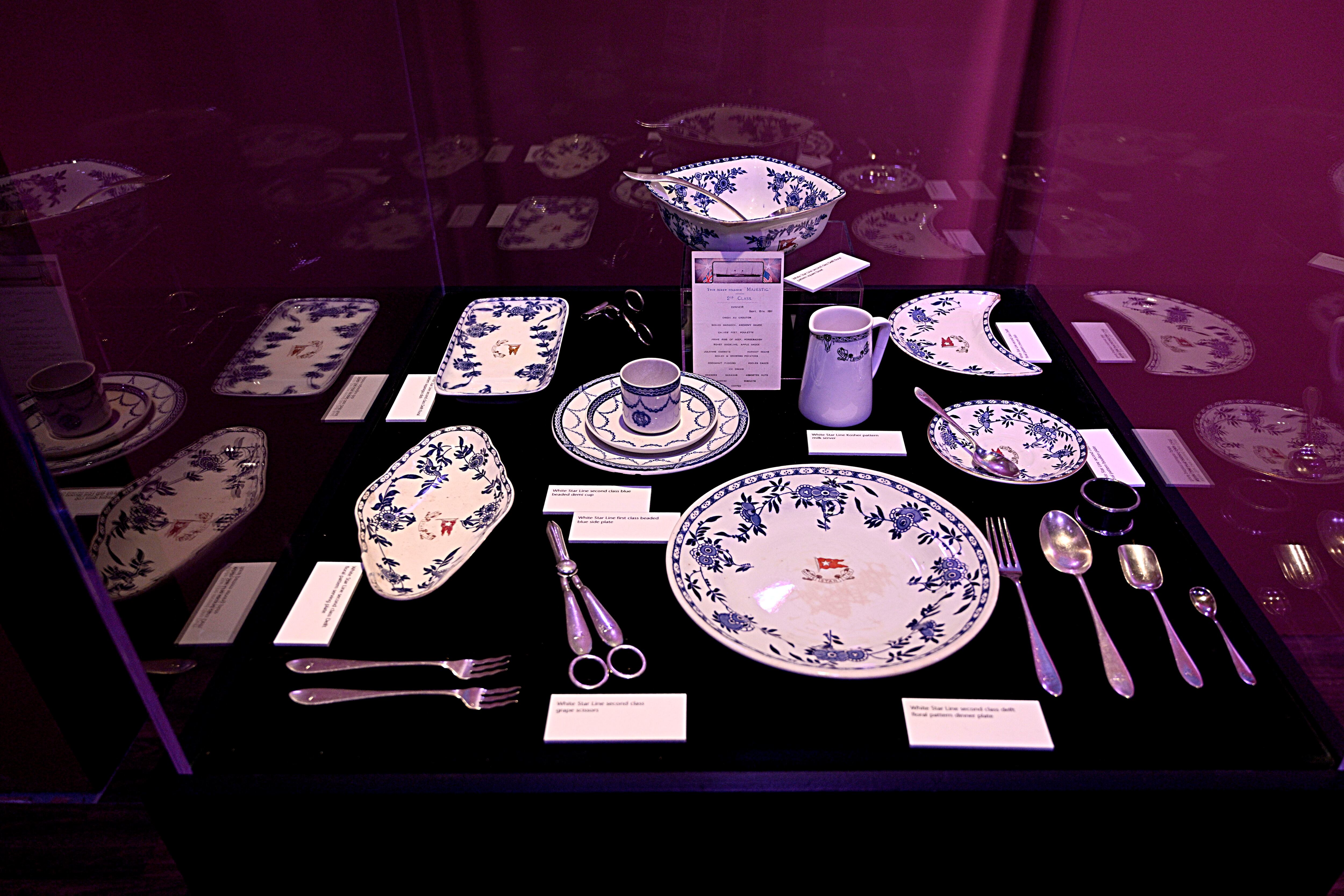 La exhibición se compone de cientos de artefactos que abarca artículos que sobrevivieron al hundimiento del Titanic y sus barcos gemelos, así como accesorios y disfraces de la película Titanic de James Cameron.