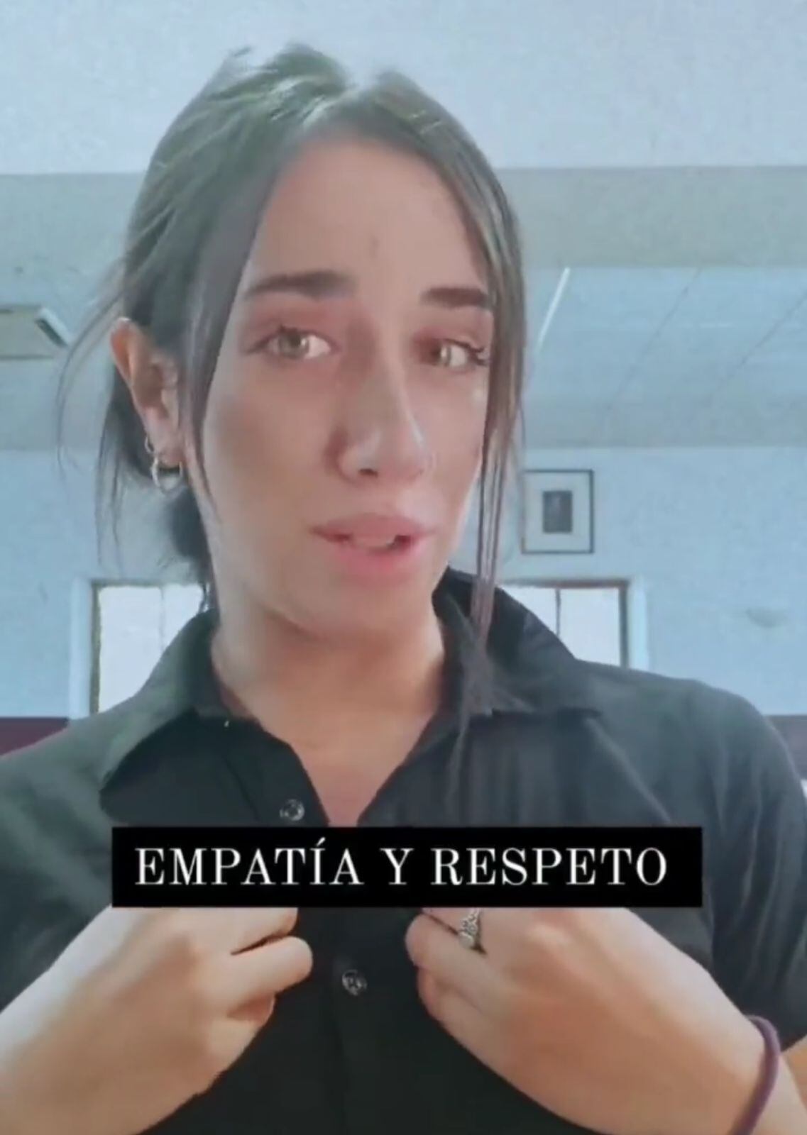 Con lágrimas en su rostro, la camarera explicó que no llora por sus problemas si no por la hora de salida de su trabajo