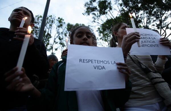 Otras personas se concentraron en el parque El Virrey, en el norte de Bogotá, para recordar al joven con un monumento en su honor. 