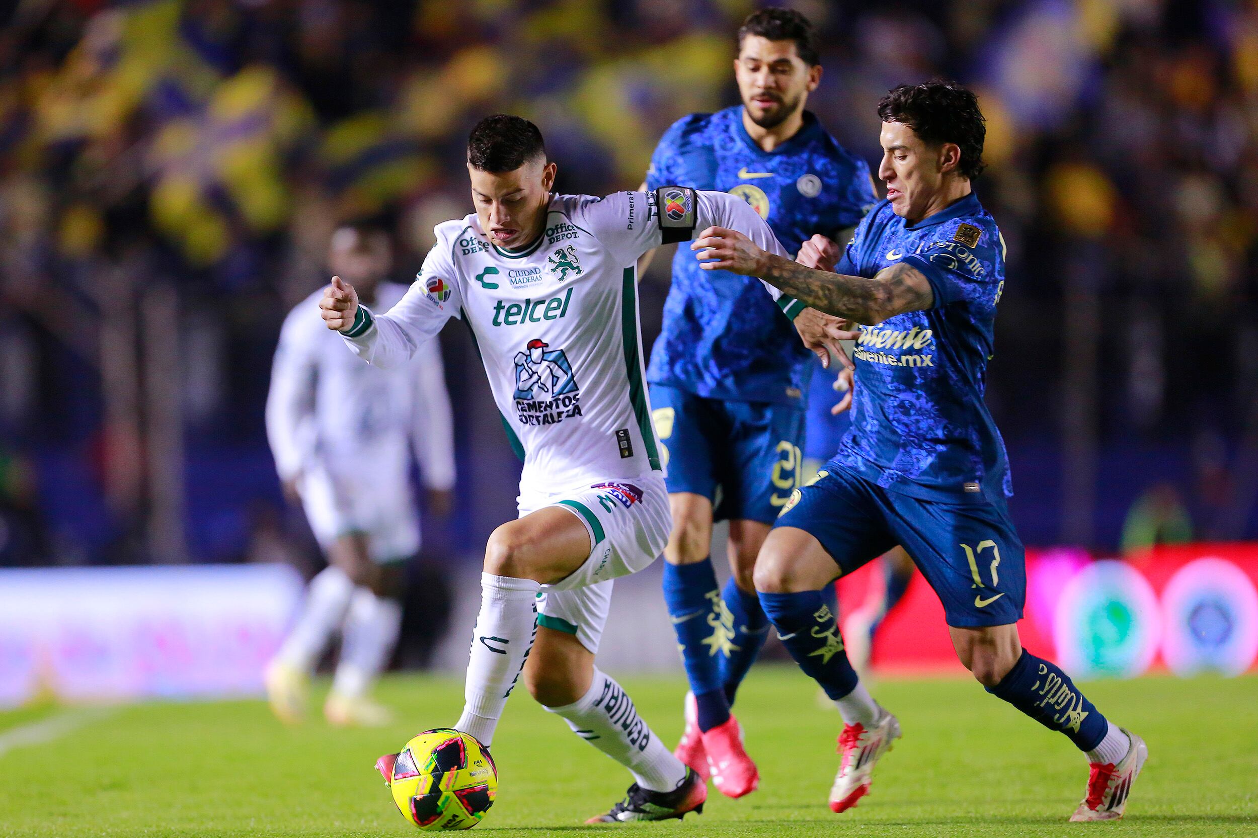 James Rodríguez (I) de León conduce el balón contra Alejandro Zendejas (D) de América durante el partido de la 9ª jornada entre América y León como parte del Torneo Clausura 2025 Liga MX en el Estadio Ciudad de los Deportes el 19 de febrero de 2025 en Ciudad de México, México.