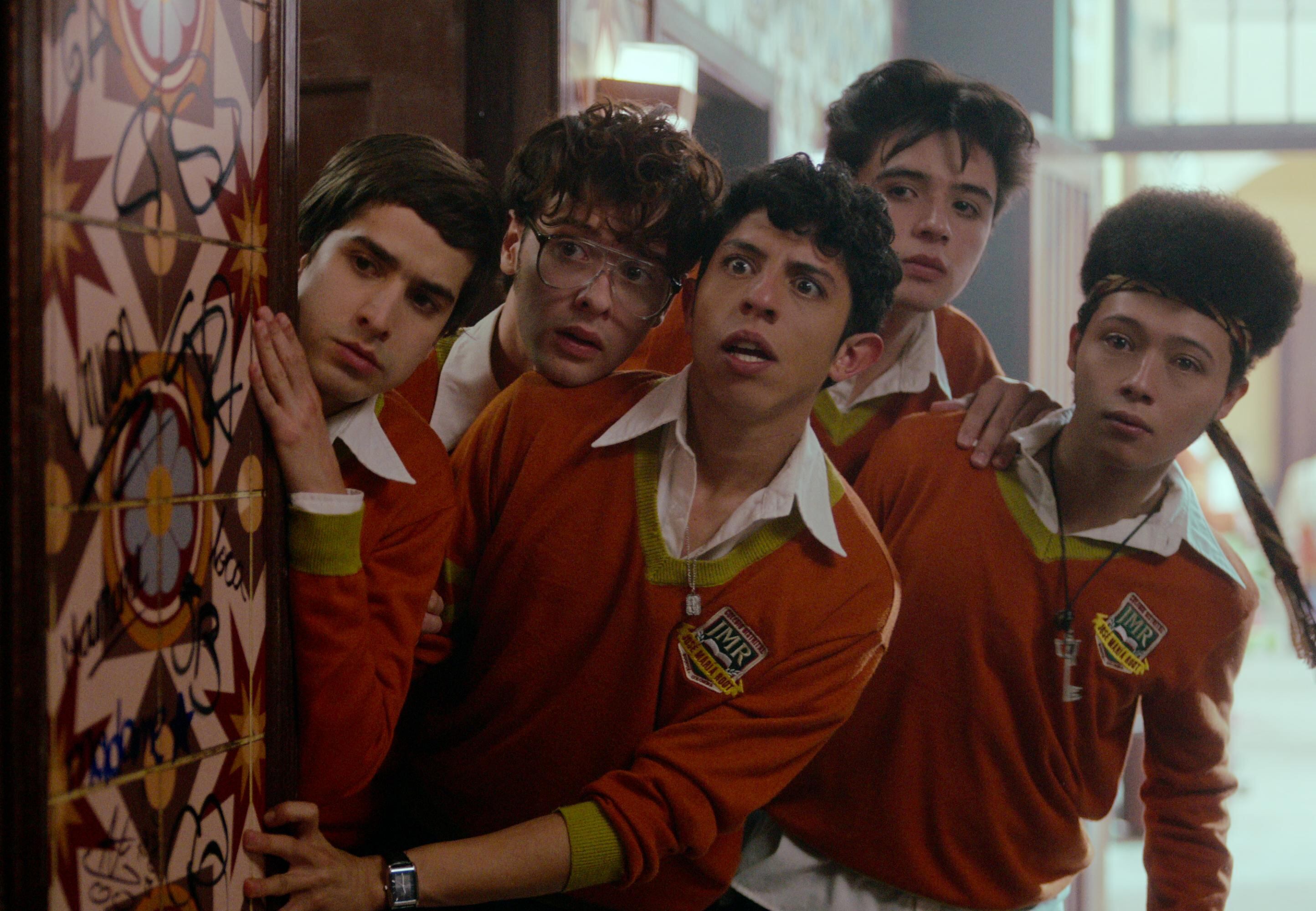 Eva Samper (Francisca Estévez) causa revolución al ser la única mujer inscrita en un colegio de 600 hombres. Esta es la historia de 'La Primera Vez', producción colombiana que se estrenó en Netflix en este 2023.