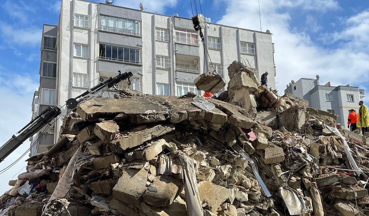 Varios edificios colapsaron en Turquía y Siria tras dos fuertes terremotos que sobrepasaron los 7 grados en la escala de Richter