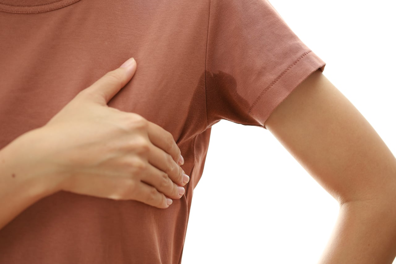 El sudor excesivo puede provocar manchas en la ropa.