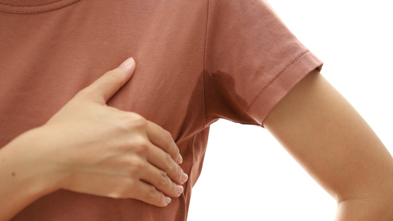 El sudor excesivo puede provocar manchas en la ropa.