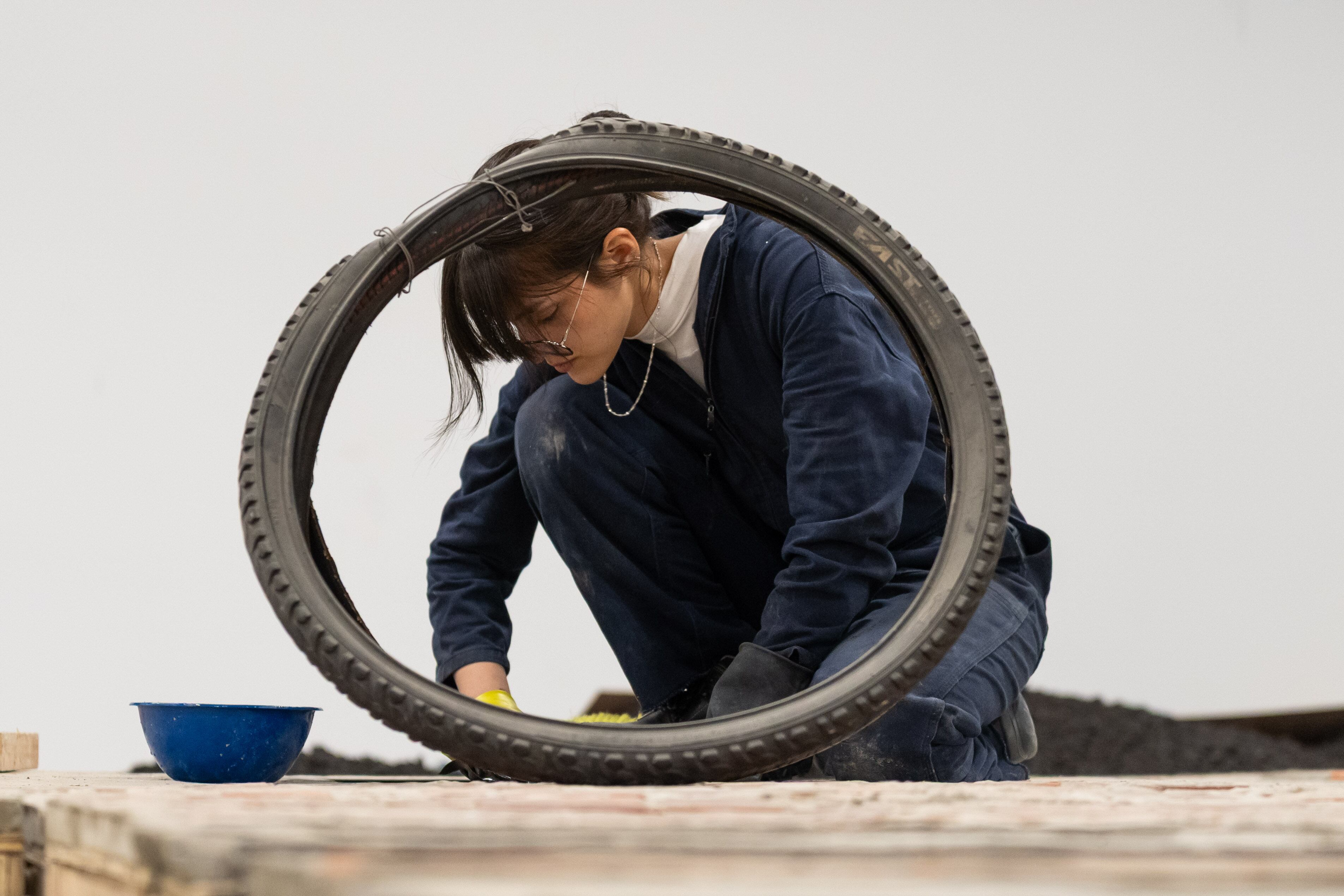 Santiago Reyes Villaveces expondrá su proyecto 'El Hueco', del 6 de marzo al 4 de mayo de 2025 en la Galería Santa Fe.